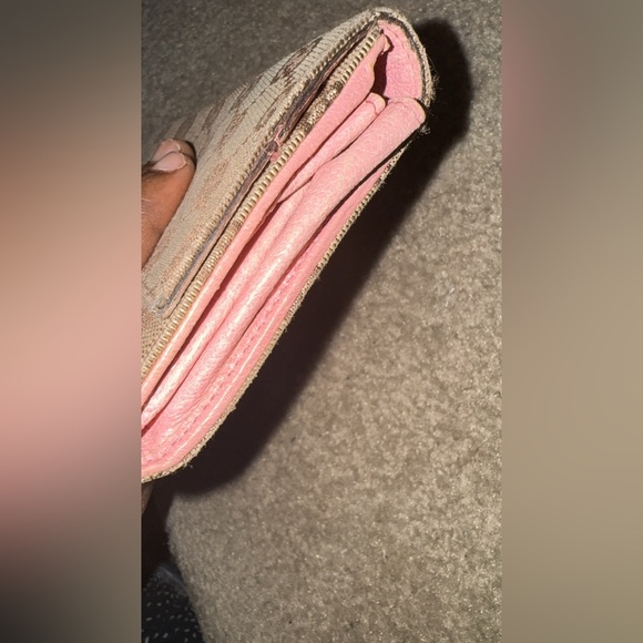 Authentic Gucci Wallet with Pink interior - Picture 6 of 7